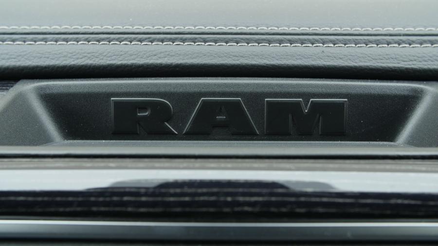  Dodge Ram 3500 Limited 2016 года  (фото 13 из 18)